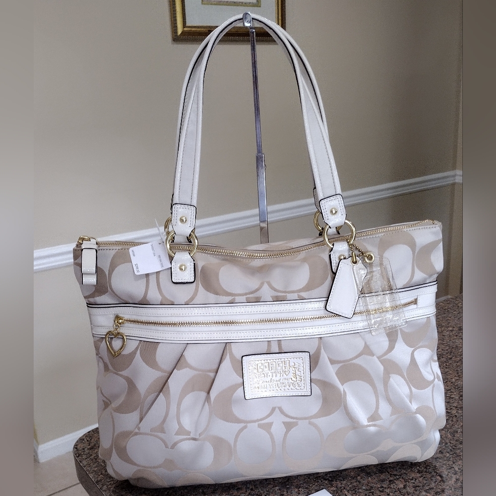 NWT Coach Poppy Daisy CC Cream khaki, White Patent Leather Trim Tote